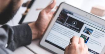 homme sur tablette